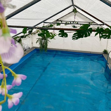 Mini Love Island Style Guest House Includes Personal Hot 24 Hour Swimming Pool, Outdoor Bathtub, Heated Dining Dome And Fire Pit, All This Is Secretly Located In The Busy Suburbs Of Nottingham Eksteriør bilde