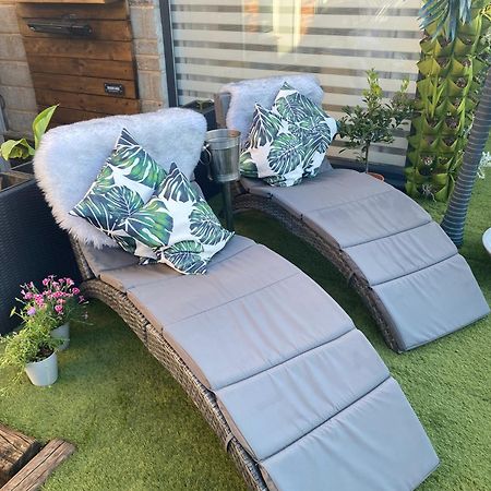 Mini Love Island Style Guest House Includes Personal Hot 24 Hour Swimming Pool, Outdoor Bathtub, Heated Dining Dome And Fire Pit, All This Is Secretly Located In The Busy Suburbs Of Nottingham Eksteriør bilde