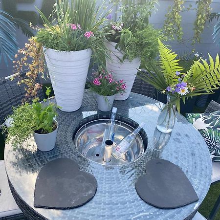 Mini Love Island Style Guest House Includes Personal Hot 24 Hour Swimming Pool, Outdoor Bathtub, Heated Dining Dome And Fire Pit, All This Is Secretly Located In The Busy Suburbs Of Nottingham Eksteriør bilde