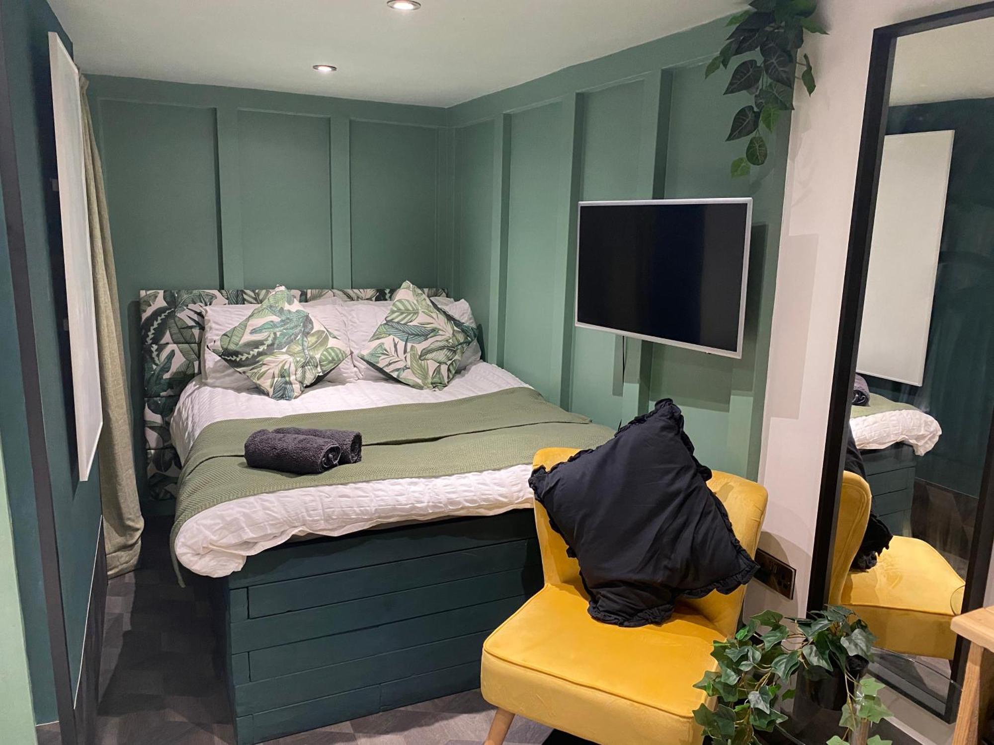 Mini Love Island Style Guest House Includes Personal Hot 24 Hour Swimming Pool, Outdoor Bathtub, Heated Dining Dome And Fire Pit, All This Is Secretly Located In The Busy Suburbs Of Nottingham Eksteriør bilde