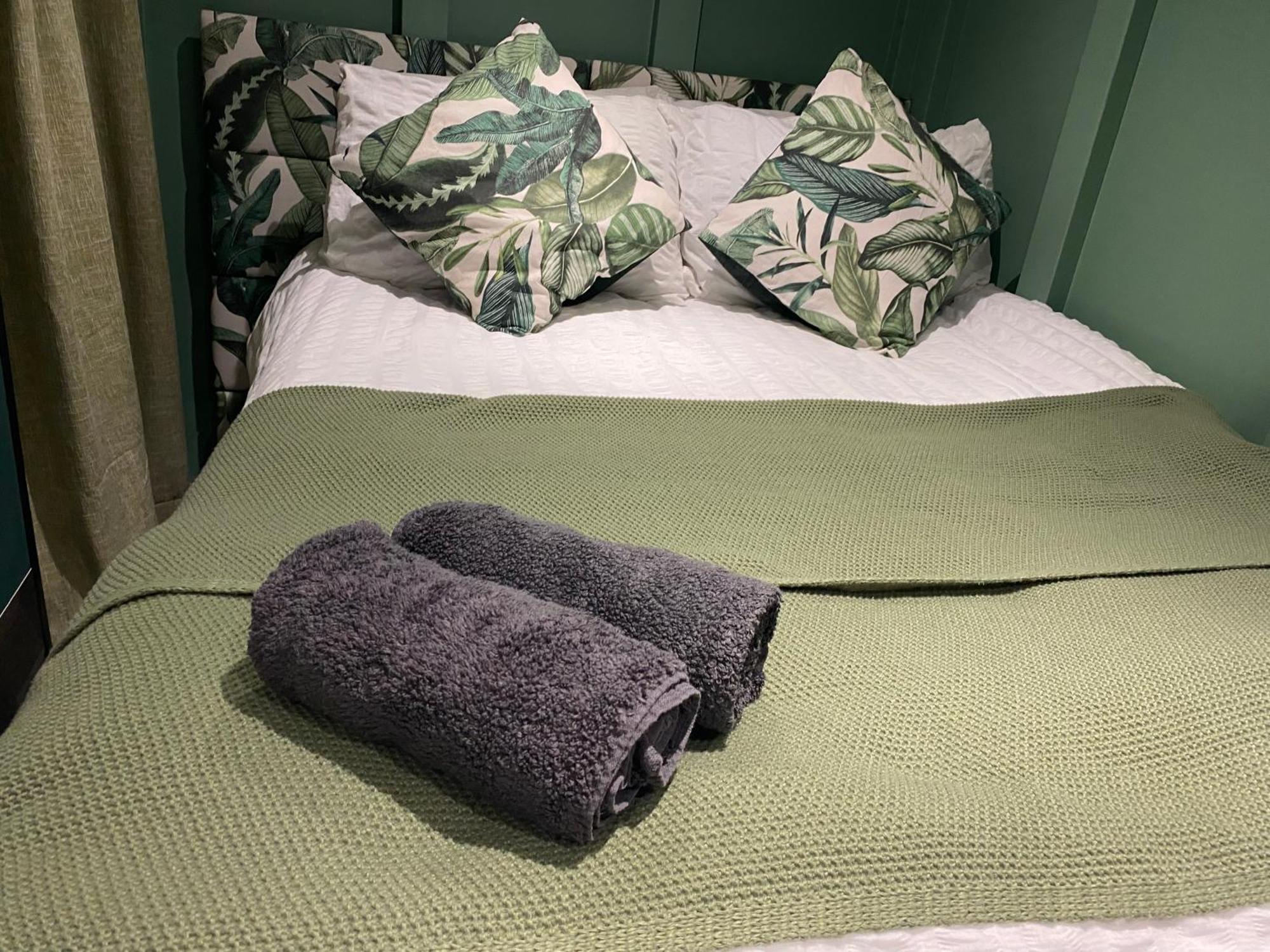 Mini Love Island Style Guest House Includes Personal Hot 24 Hour Swimming Pool, Outdoor Bathtub, Heated Dining Dome And Fire Pit, All This Is Secretly Located In The Busy Suburbs Of Nottingham Eksteriør bilde