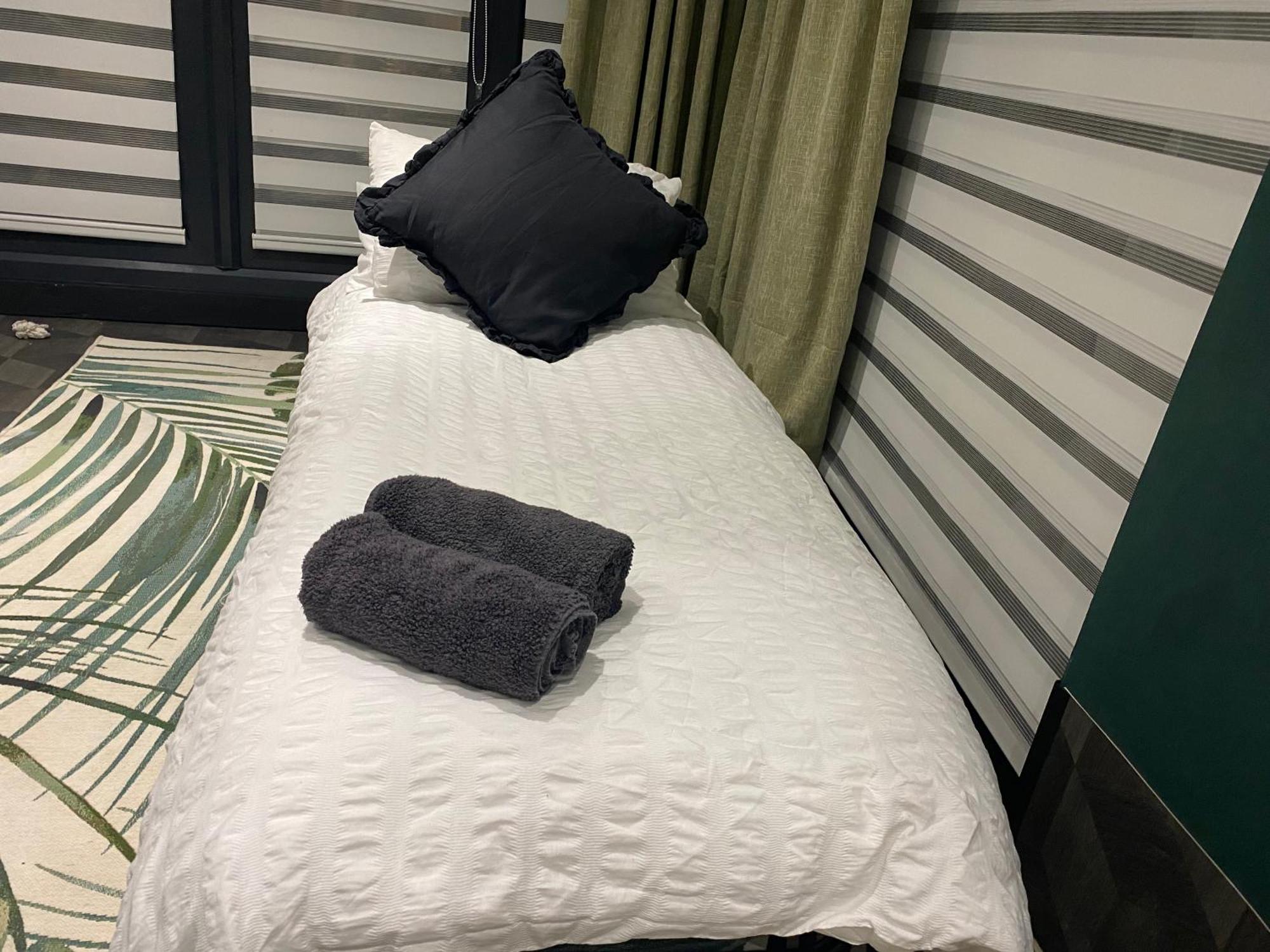 Mini Love Island Style Guest House Includes Personal Hot 24 Hour Swimming Pool, Outdoor Bathtub, Heated Dining Dome And Fire Pit, All This Is Secretly Located In The Busy Suburbs Of Nottingham Eksteriør bilde
