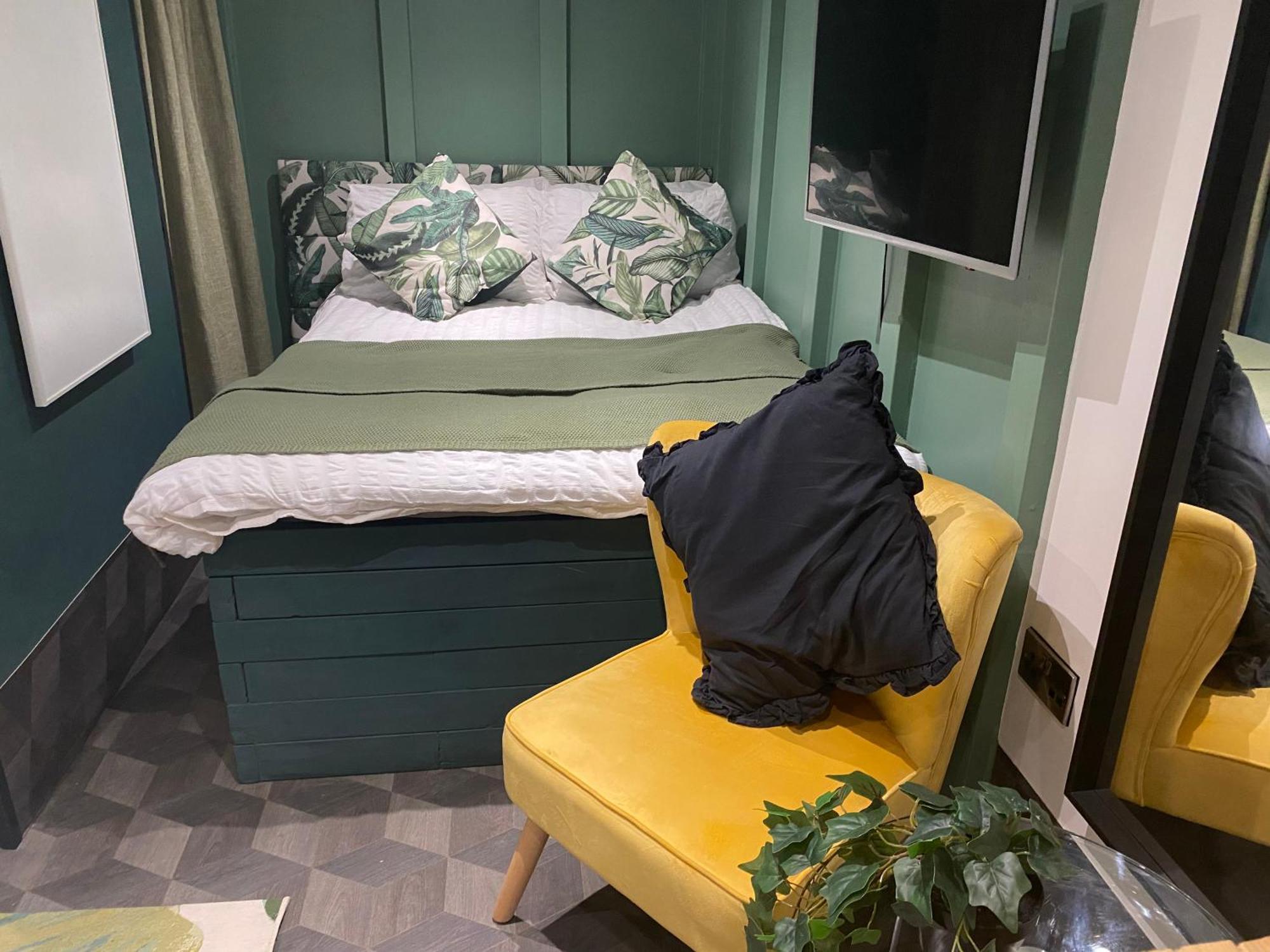 Mini Love Island Style Guest House Includes Personal Hot 24 Hour Swimming Pool, Outdoor Bathtub, Heated Dining Dome And Fire Pit, All This Is Secretly Located In The Busy Suburbs Of Nottingham Eksteriør bilde