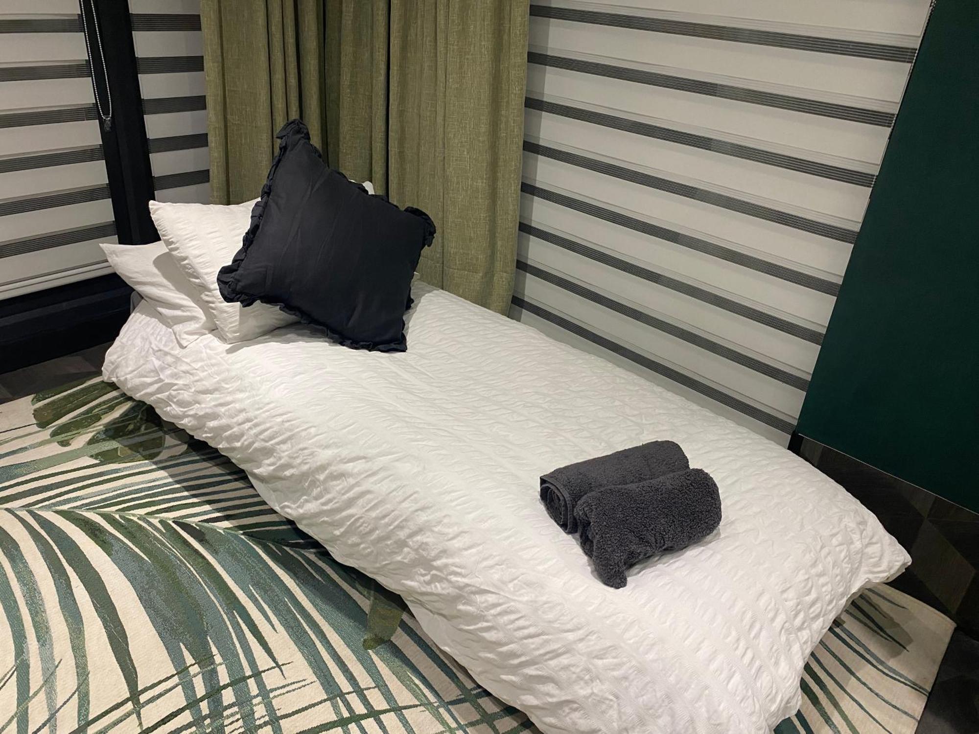 Mini Love Island Style Guest House Includes Personal Hot 24 Hour Swimming Pool, Outdoor Bathtub, Heated Dining Dome And Fire Pit, All This Is Secretly Located In The Busy Suburbs Of Nottingham Eksteriør bilde