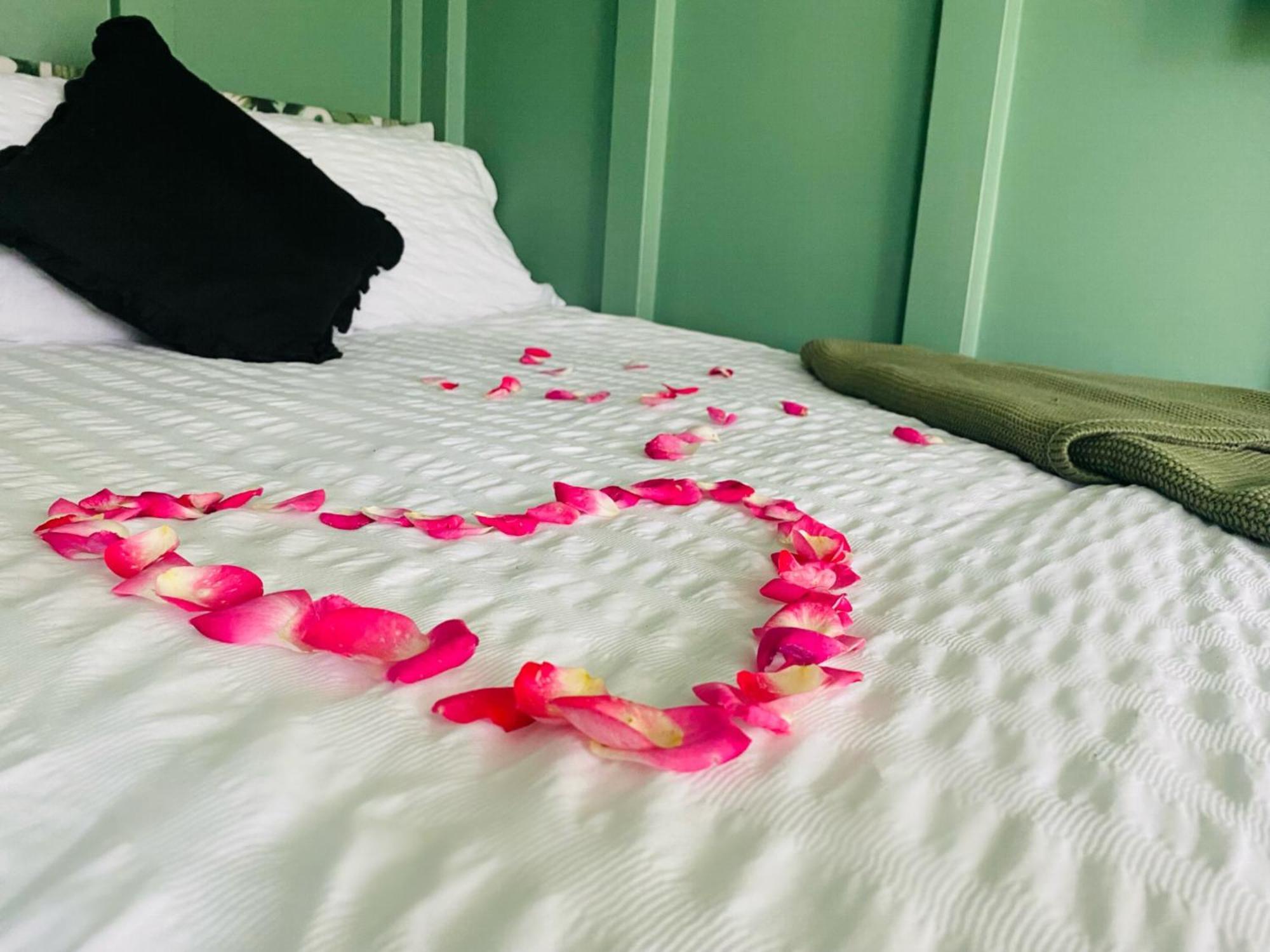 Mini Love Island Style Guest House Includes Personal Hot 24 Hour Swimming Pool, Outdoor Bathtub, Heated Dining Dome And Fire Pit, All This Is Secretly Located In The Busy Suburbs Of Nottingham Eksteriør bilde