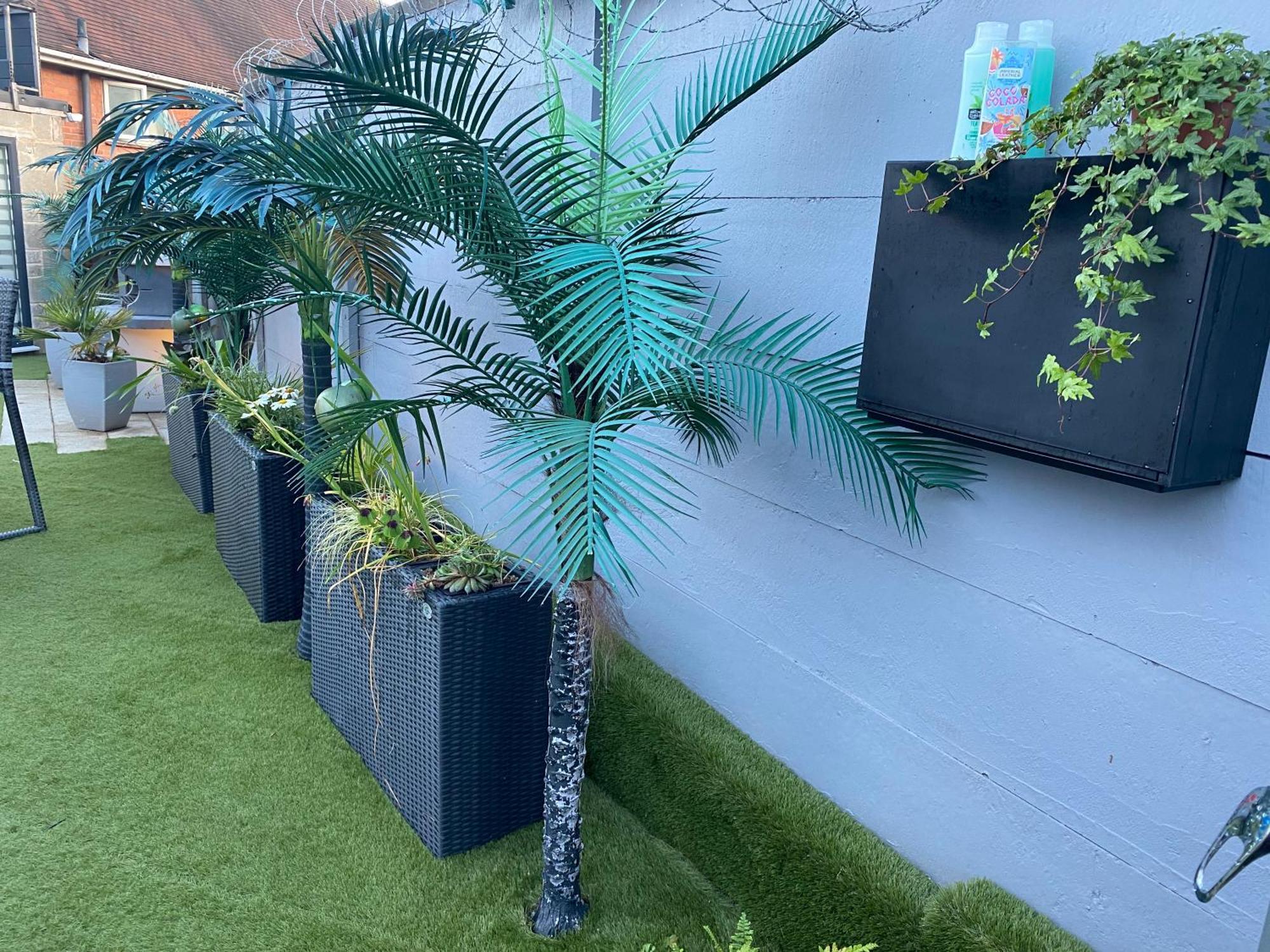 Mini Love Island Style Guest House Includes Personal Hot 24 Hour Swimming Pool, Outdoor Bathtub, Heated Dining Dome And Fire Pit, All This Is Secretly Located In The Busy Suburbs Of Nottingham Eksteriør bilde