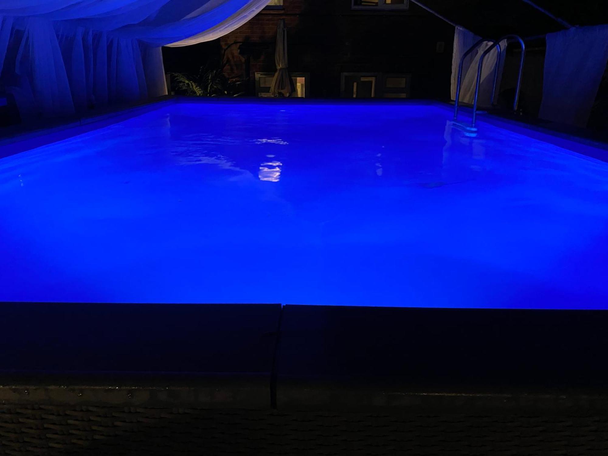 Mini Love Island Style Guest House Includes Personal Hot 24 Hour Swimming Pool, Outdoor Bathtub, Heated Dining Dome And Fire Pit, All This Is Secretly Located In The Busy Suburbs Of Nottingham Eksteriør bilde