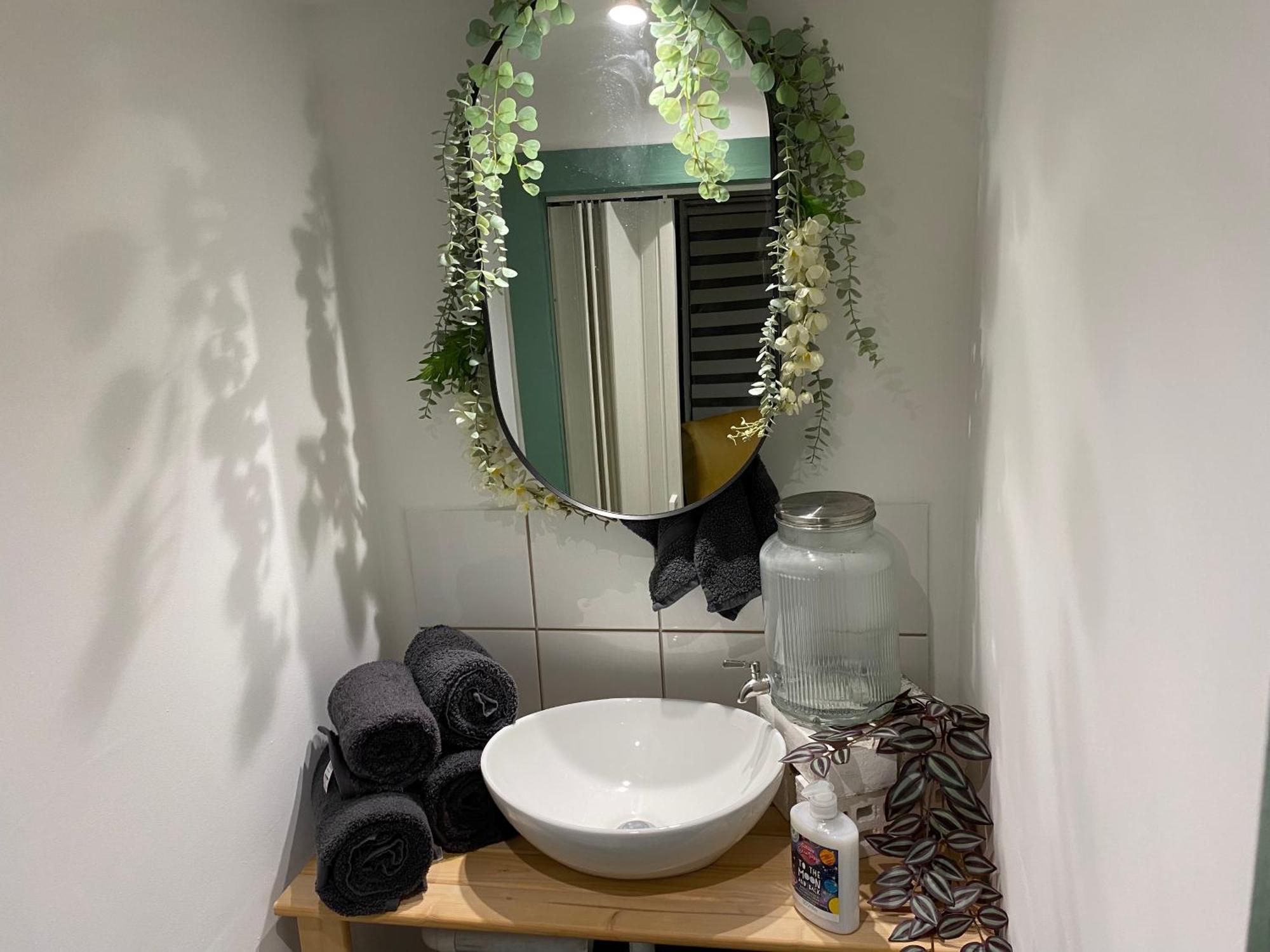 Mini Love Island Style Guest House Includes Personal Hot 24 Hour Swimming Pool, Outdoor Bathtub, Heated Dining Dome And Fire Pit, All This Is Secretly Located In The Busy Suburbs Of Nottingham Eksteriør bilde