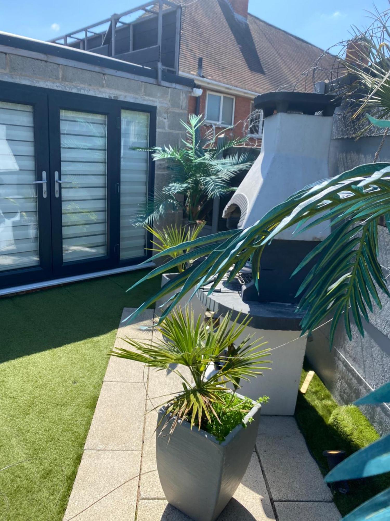 Mini Love Island Style Guest House Includes Personal Hot 24 Hour Swimming Pool, Outdoor Bathtub, Heated Dining Dome And Fire Pit, All This Is Secretly Located In The Busy Suburbs Of Nottingham Eksteriør bilde