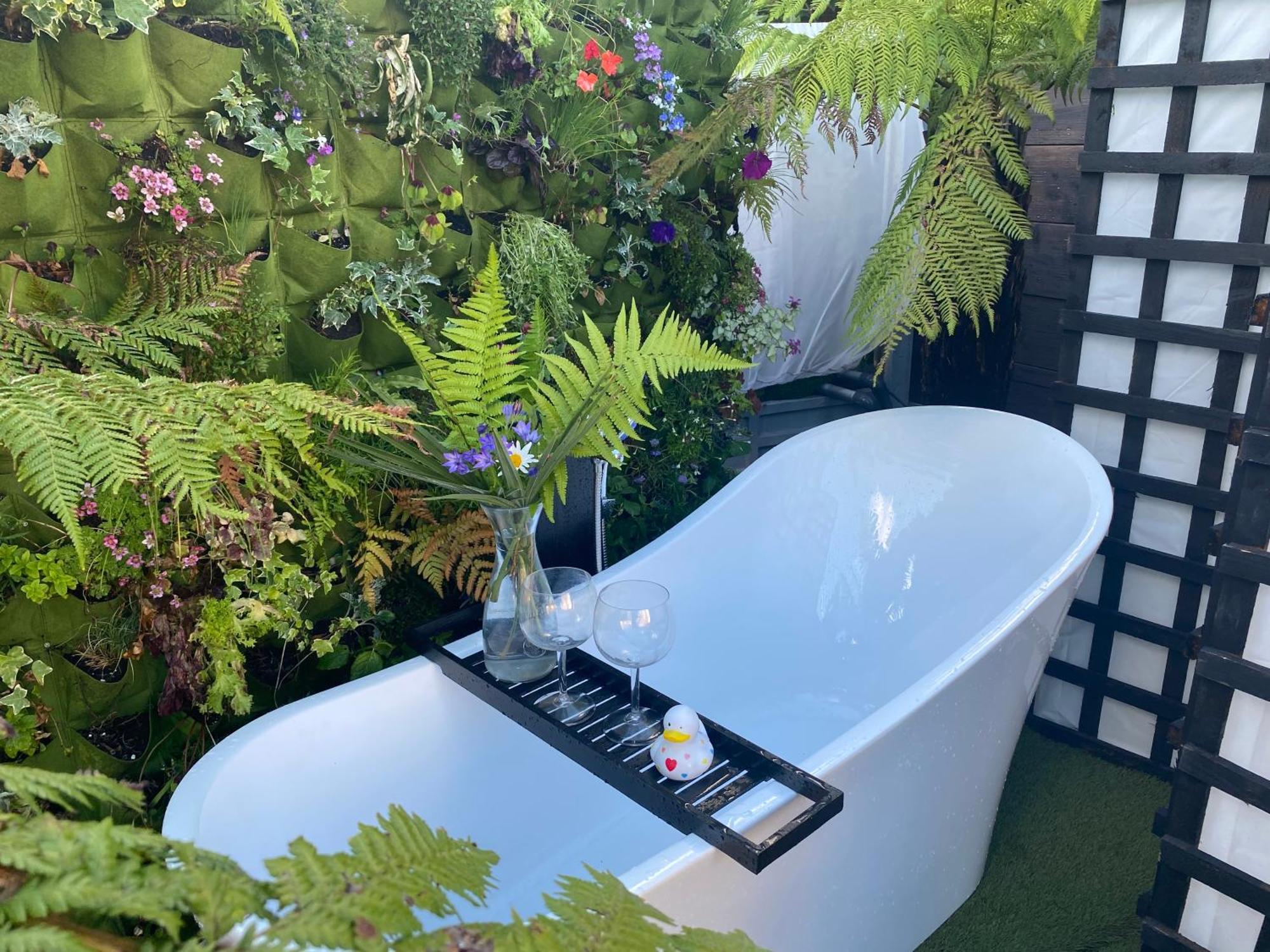 Mini Love Island Style Guest House Includes Personal Hot 24 Hour Swimming Pool, Outdoor Bathtub, Heated Dining Dome And Fire Pit, All This Is Secretly Located In The Busy Suburbs Of Nottingham Eksteriør bilde