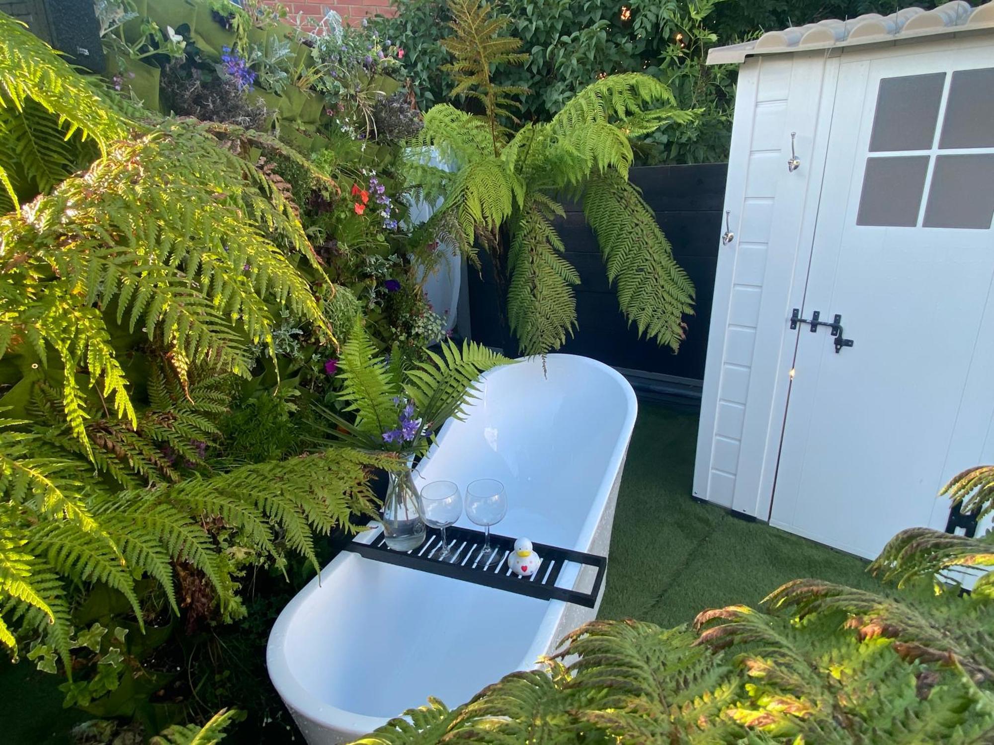 Mini Love Island Style Guest House Includes Personal Hot 24 Hour Swimming Pool, Outdoor Bathtub, Heated Dining Dome And Fire Pit, All This Is Secretly Located In The Busy Suburbs Of Nottingham Eksteriør bilde
